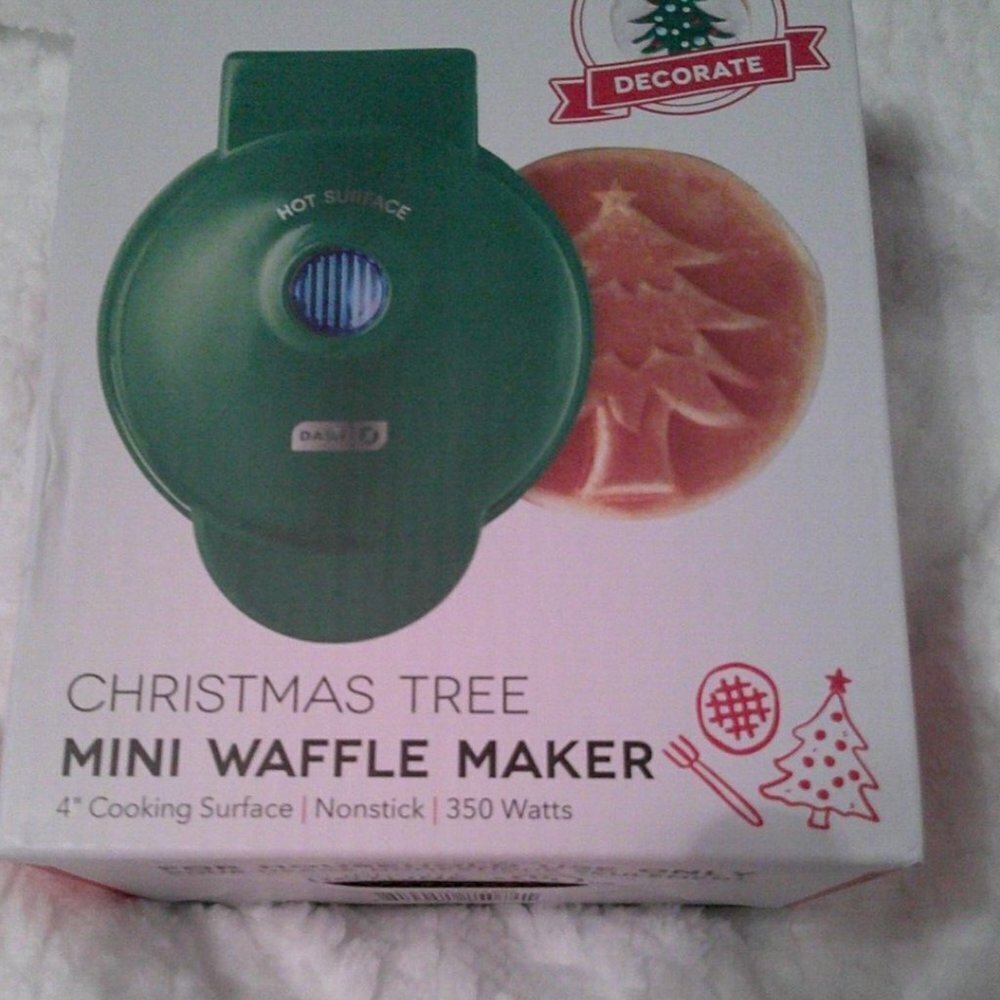 Dash Christmas Tree Mini waffle maker new in box